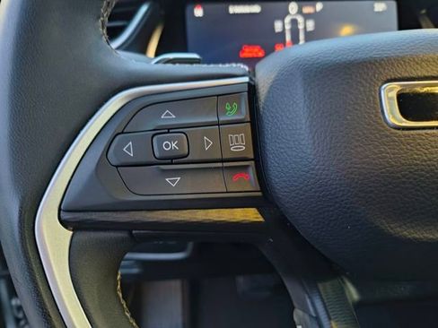 Used 2024 Jeep Grand Cherokee L Laredo image 18