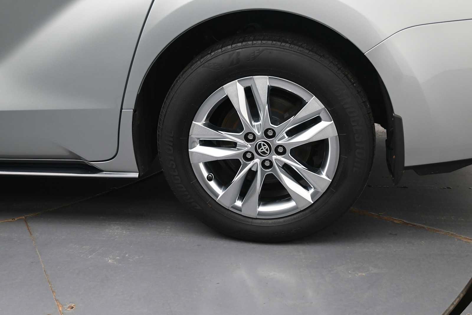 Used 2023 Toyota Sienna Limited AWD/4WD image 5