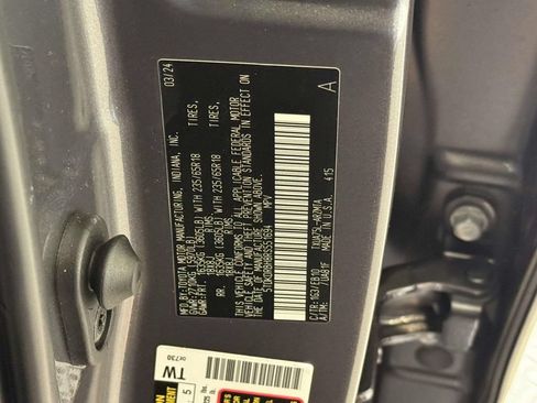 Used 2024 Toyota Highlander XLE AWD/4WD image 35