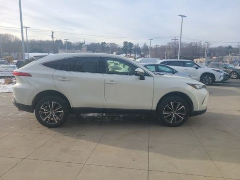 Used 2022 Toyota Venza LE image 8