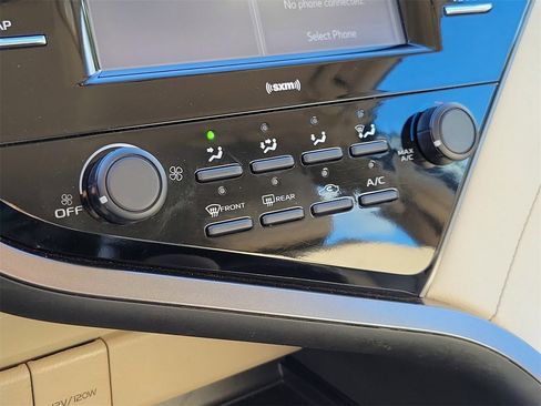 Used 2020 Toyota Camry LE image 26