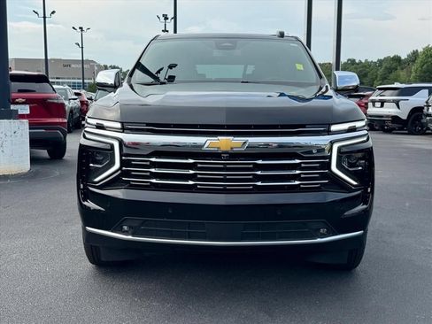Used 2025 Chevrolet Suburban Premier AWD/4WD image 8