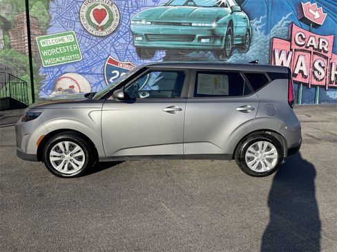 Used 2023 Kia Soul LX image 2
