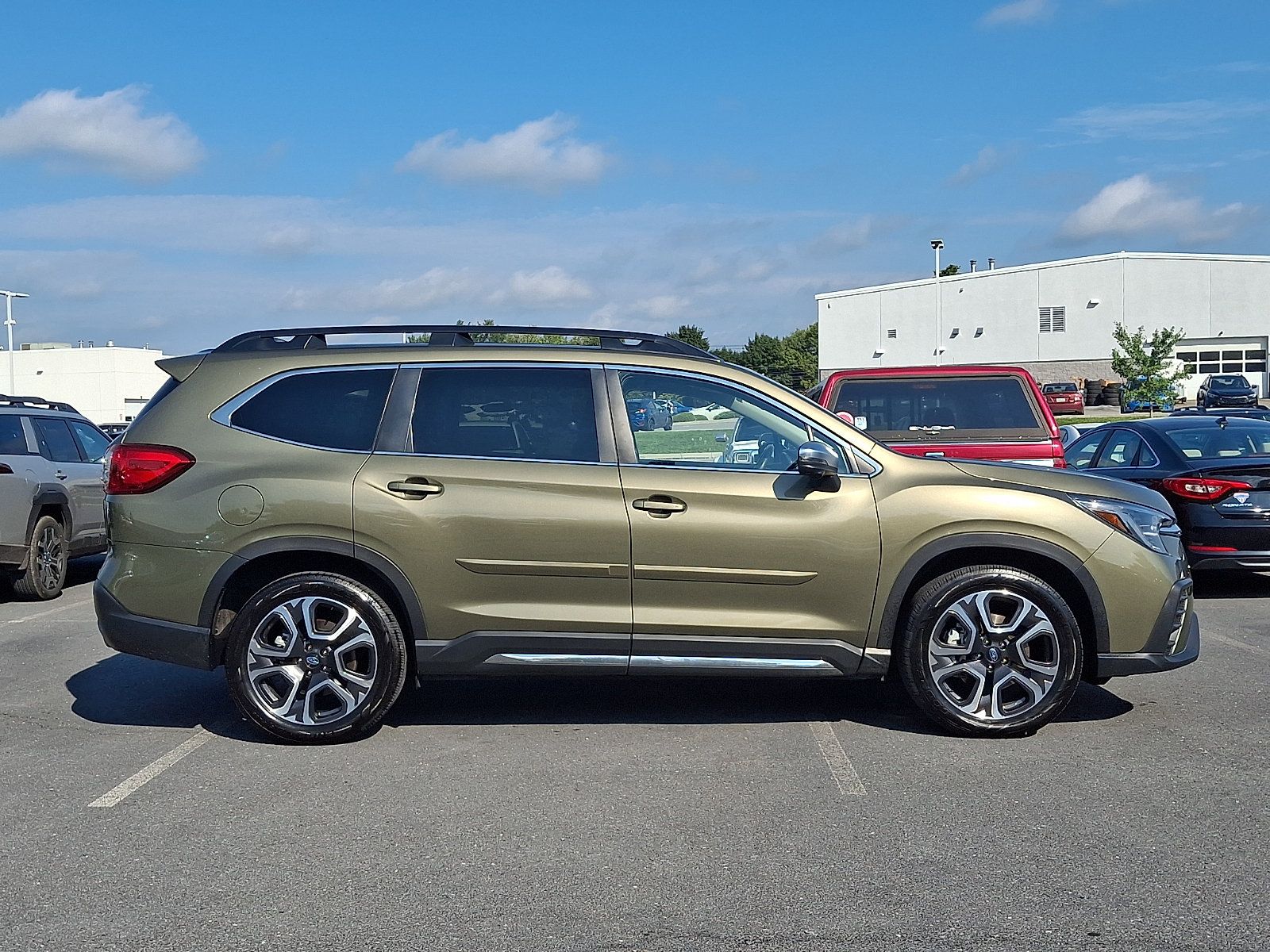 Used 2023 Subaru Ascent Limited w/ Technology Package AWD/4WD image 7