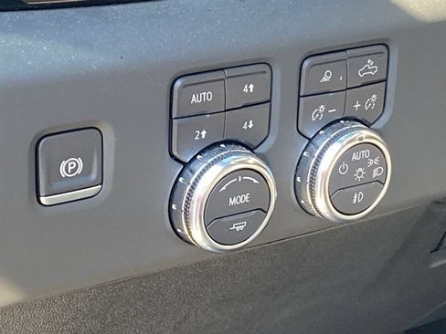 Used 2025 GMC Sierra 2500 AT4 w/ AT4 Premium Plus Package AWD/4WD image 19