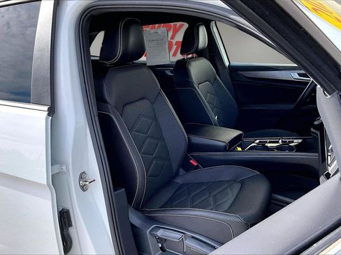 Used 2025 Volkswagen Atlas Cross Sport SE image 28