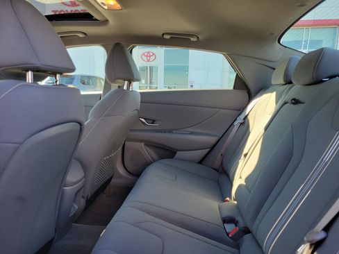 Used 2025 Hyundai Elantra SEL image 11