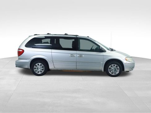 Used 2005 Chrysler Town & Country Limited FWD image 13