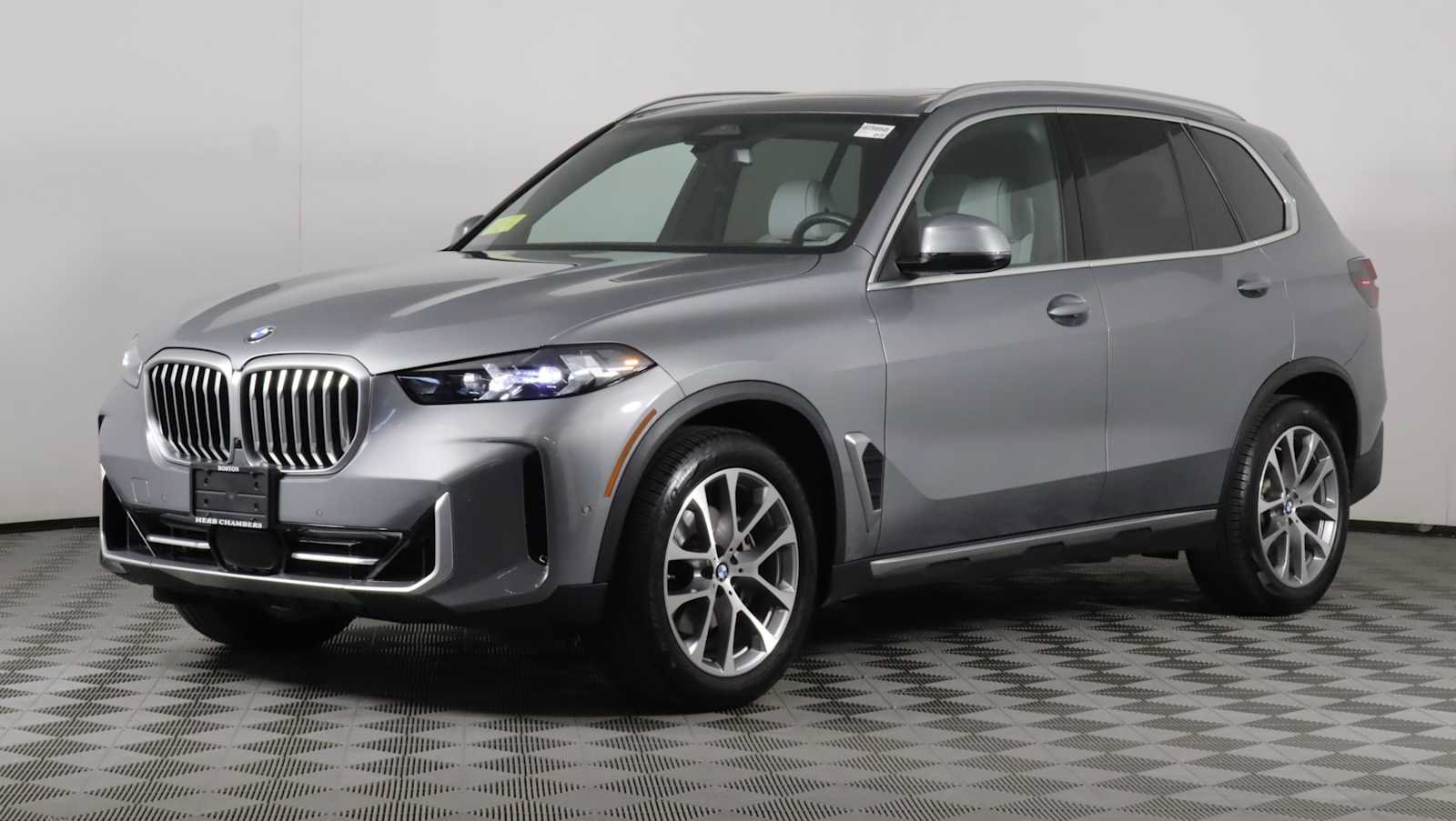 Used 2024 BMW X5 xDrive40i w/ Parking Assistance Package AWD/4WD image 3
