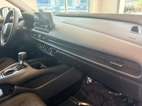 Used 2025 Honda HR-V LX image 24