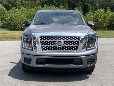 Used 2019 Nissan Titan SV w/ SV Convenience Package RWD image 2