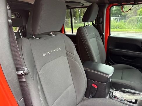 Used 2018 Jeep Wrangler Unlimited Sahara w/ Safety Group AWD/4WD image 12