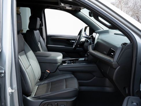 Used 2025 Chevrolet Tahoe High Country image 24