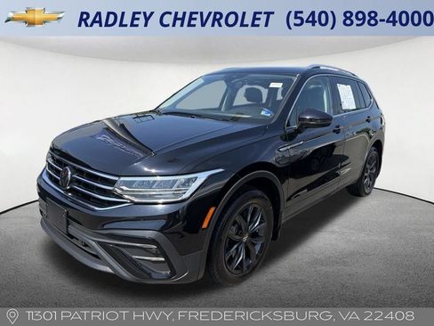 Used 2024 Volkswagen Tiguan SE w/ Panoramic Sunroof Package AWD/4WD image 2