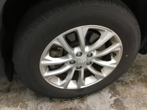Used 2019 Jeep Cherokee Latitude w/ Cold Weather Group AWD/4WD image 4