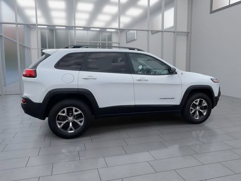 Used 2017 Jeep Cherokee Trailhawk AWD/4WD image 9