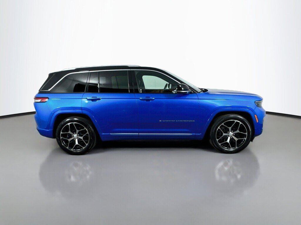 Used 2023 Jeep Grand Cherokee Summit AWD/4WD image 6