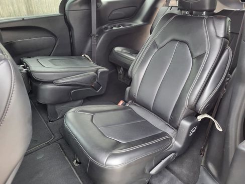 Used 2025 Chrysler Pacifica Select image 14