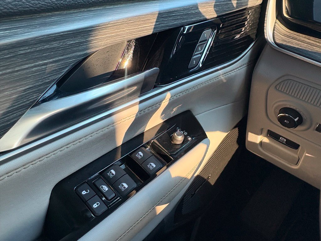Used 2023 Jeep Wagoneer Series II w/ Flexible Seating Group AWD/4WD image 16