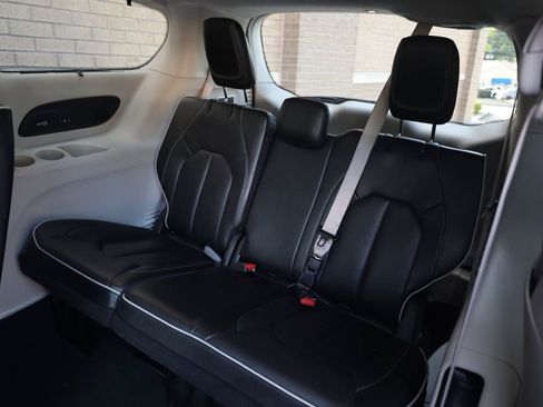 Used 2022 Chrysler Pacifica Limited FWD image 22