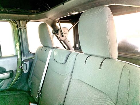 Used 2020 Jeep Wrangler Unlimited Sahara image 13