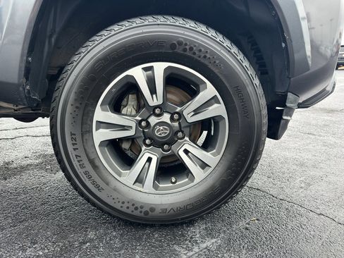 Used 2017 Toyota Tacoma TRD Sport image 32