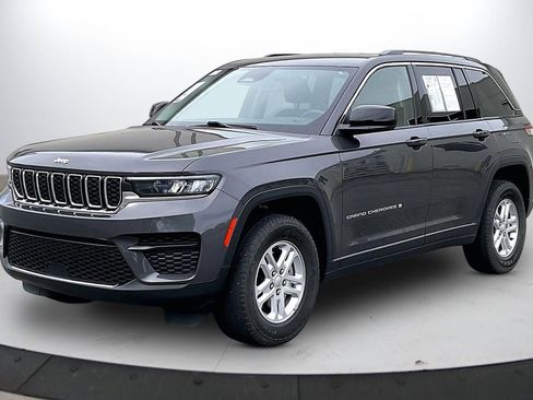 Used 2023 Jeep Grand Cherokee Laredo image 4