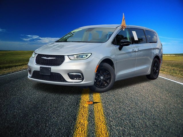 Used 2024 Chrysler Pacifica Touring-L FWD image 28