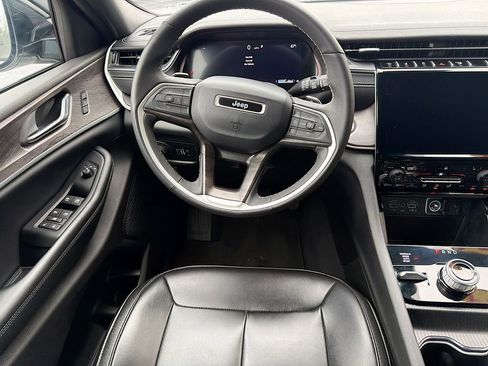 Used 2024 Jeep Grand Cherokee Limited image 18