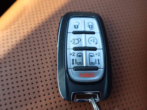 Used 2025 Chrysler Pacifica Pinnacle FWD image 37