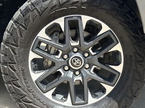 Used 2022 Toyota Tundra Limited w/ Power Package AWD/4WD image 11