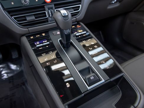 Certified 2026 Porsche Macan AWD/4WD image 39