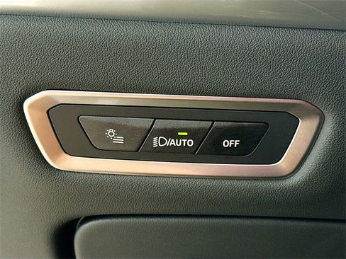 Used 2025 BMW X7 xDrive40i w/ Climate Comfort Package image 9