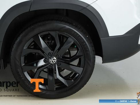 Used 2023 Volkswagen Taos SE w/ Panoramic Sunroof Package FWD image 44
