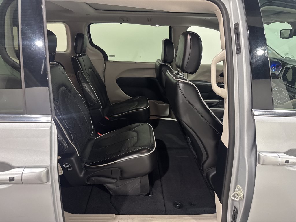 Used 2024 Chrysler Pacifica Limited FWD image 25