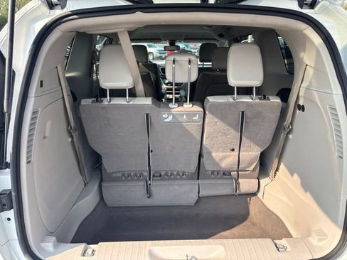 Used 2018 Chrysler Pacifica Touring-L w/ Premium Audio Group FWD image 8