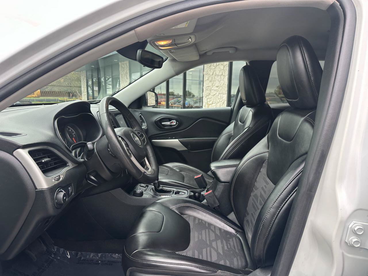 Used 2022 Jeep Cherokee Latitude AWD/4WD image 2