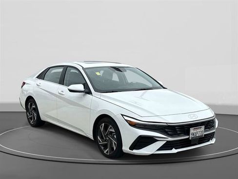 Used 2024 Hyundai Elantra SEL w/ Convenience Package FWD image 4