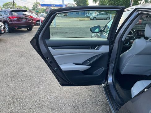 Used 2018 Honda Accord EX image 31
