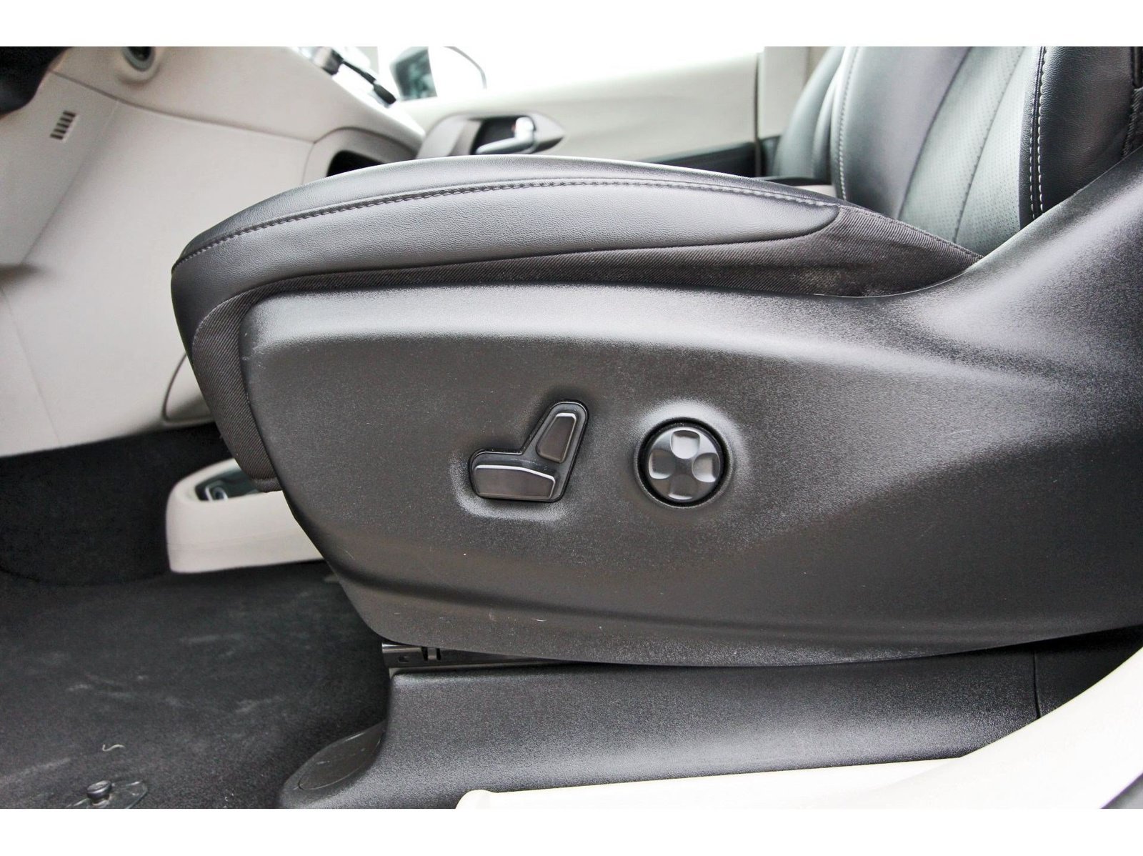 Used 2024 Chrysler Pacifica Touring-L FWD image 30