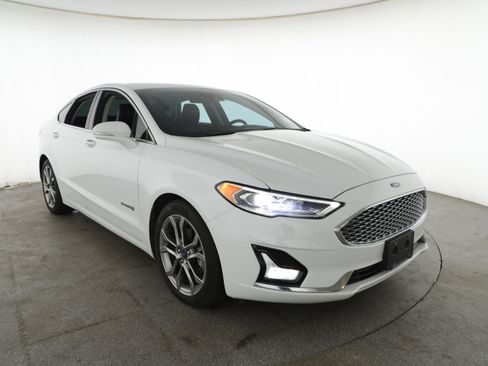 Used 2019 Ford Fusion Titanium image 3