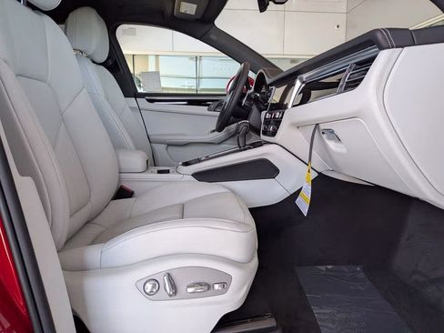 Certified 2025 Porsche Macan AWD/4WD image 26
