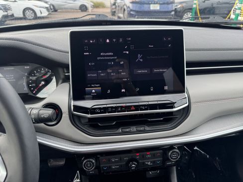 Used 2025 Jeep Compass Limited image 18