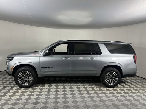 Used 2025 Chevrolet Suburban Z71 image 9