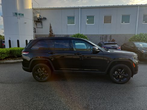 Used 2023 Jeep Grand Cherokee Altitude AWD/4WD image 16