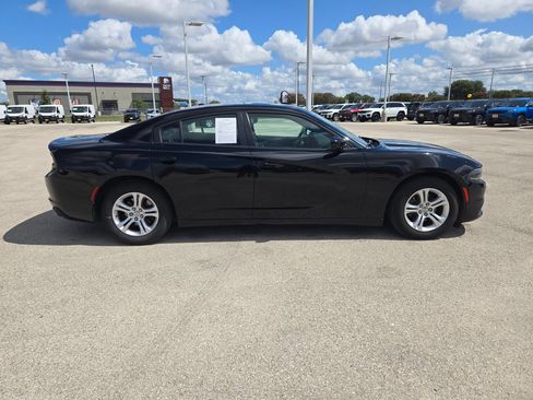 Used 2020 Dodge Charger SXT w/ Leather Interior Group RWD image 2