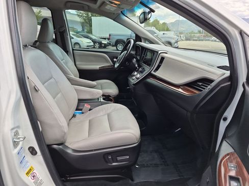 Used 2017 Toyota Sienna Limited AWD/4WD image 30