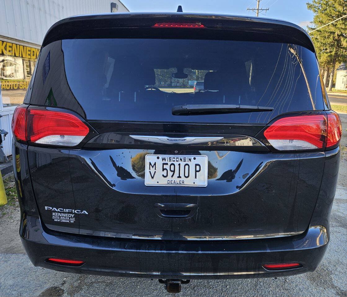 Used 2017 Chrysler Pacifica Touring FWD image 7