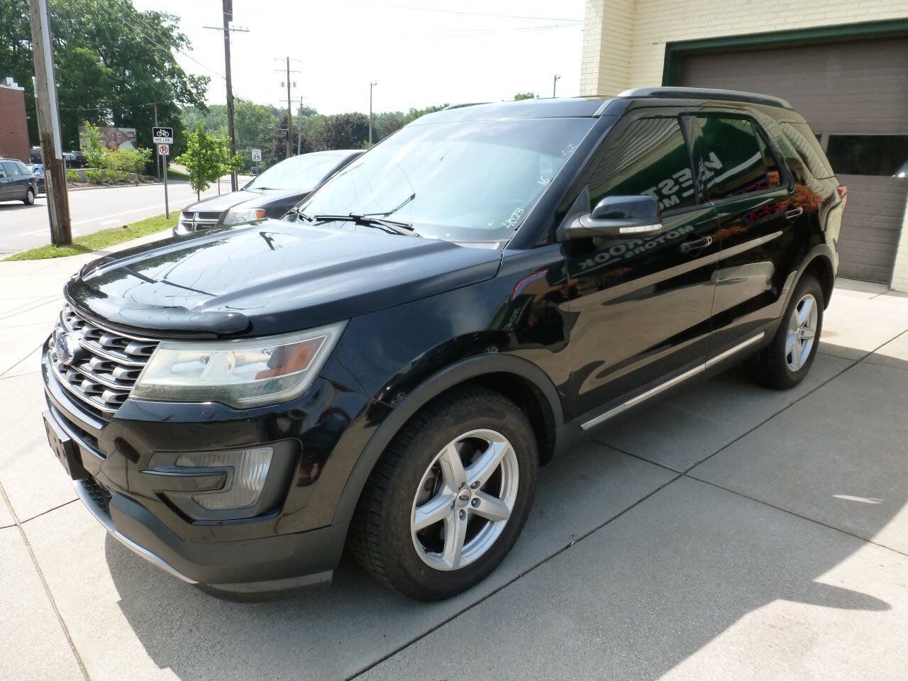 Used 2016 Ford Explorer XLT w/ Equipment Group 201A AWD/4WD image 4