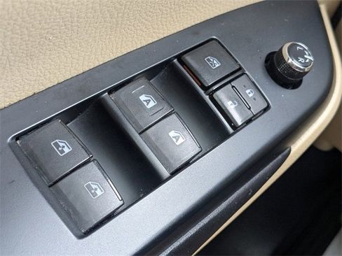 Used 2017 Toyota Highlander FWD V6 image 25